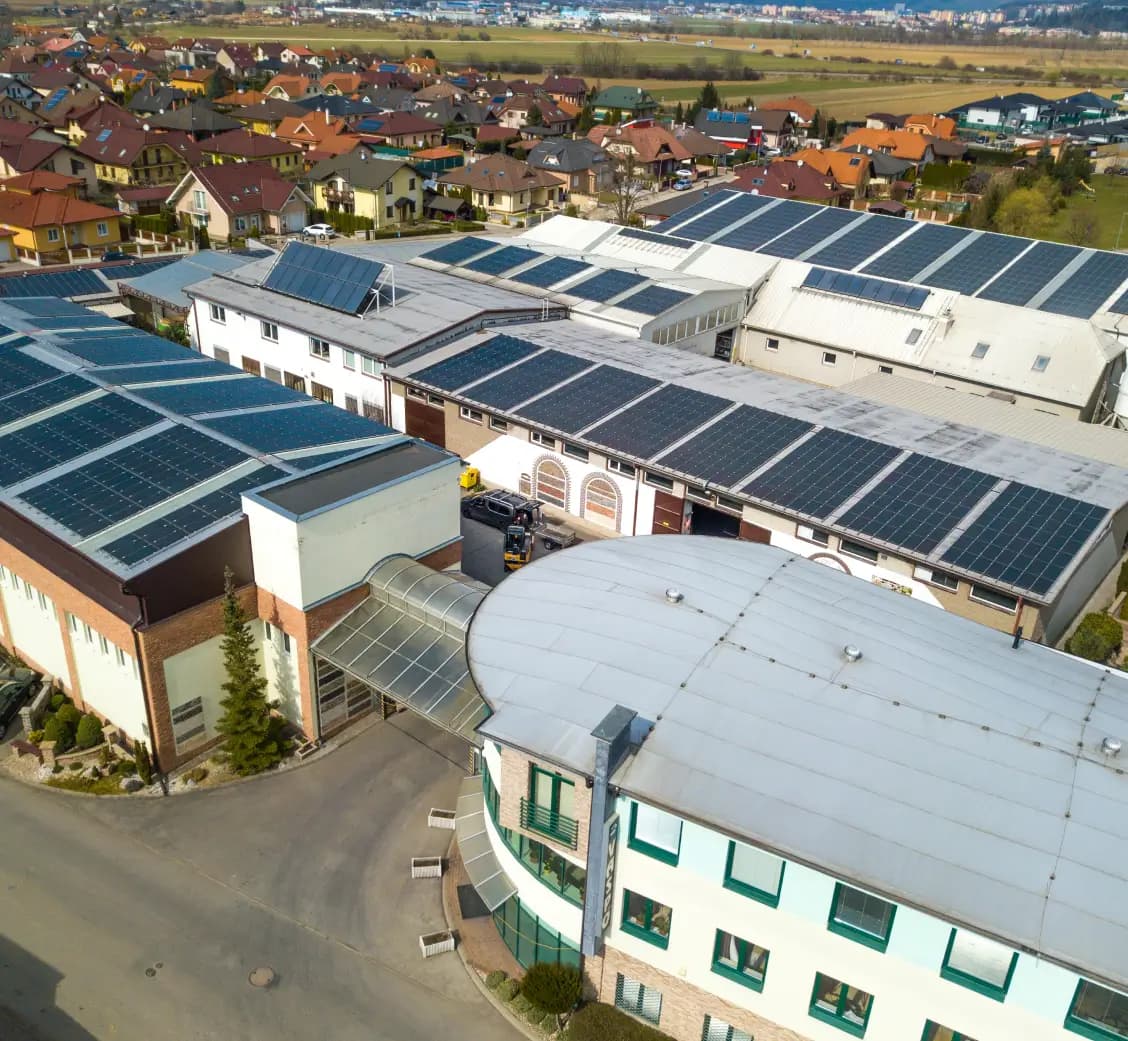 Ekologická firma Vaspo so solárnymi panelmi na streche znižujúce ekologickú stopu