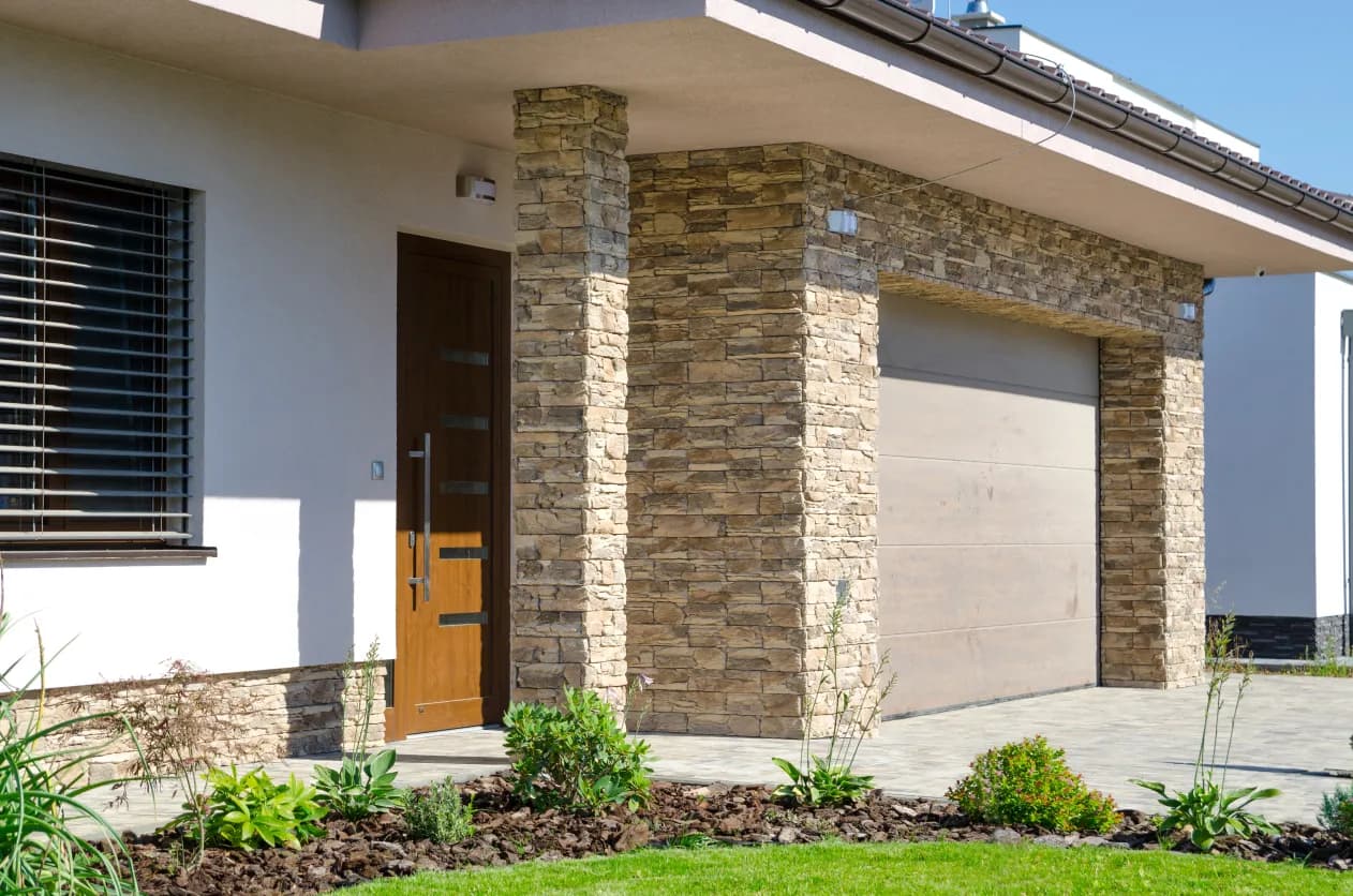 Skala zvrásnená hnedastý melír