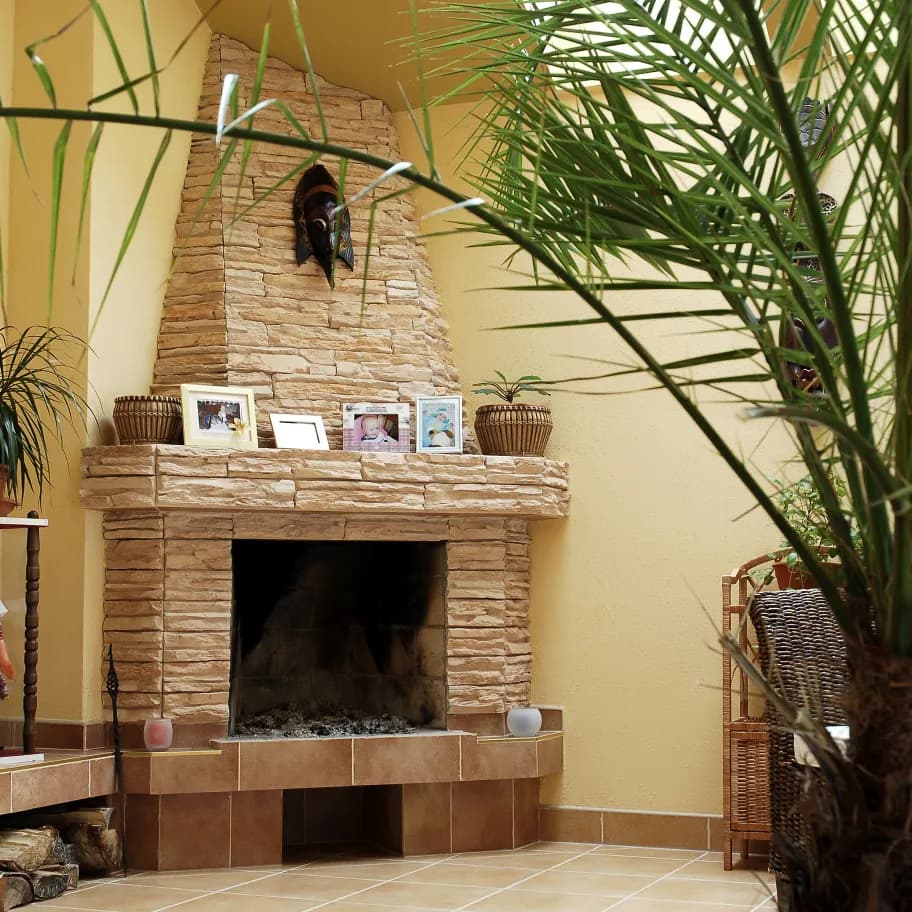 Skala ohnivá bledá