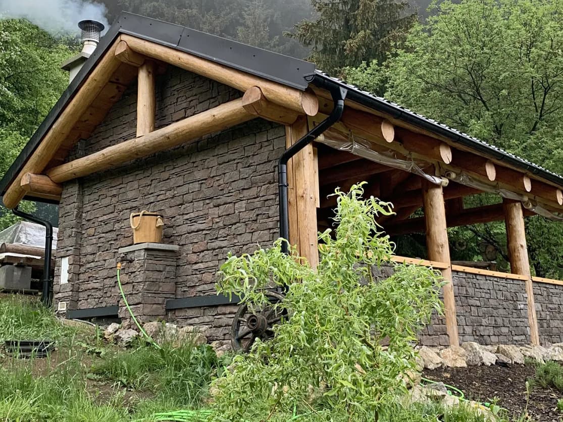 Kameň zrubový hnedý