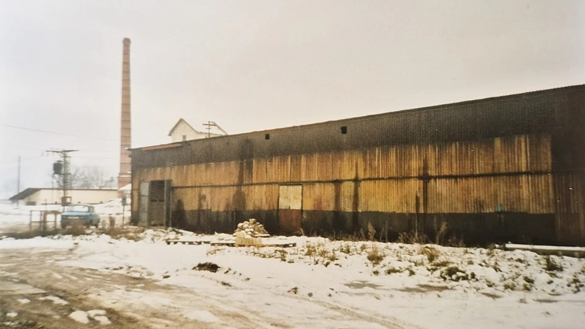 Starý plechový hangár